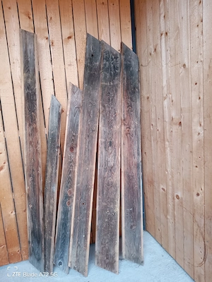 Sonnenverbrannte Bretter