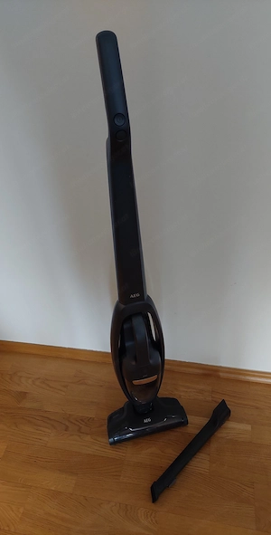 AEG AKU-Handstaubsauger, Type BAMN 18-25.2; Voltage 18V-25.2