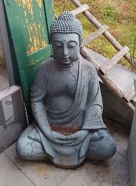 Dekorative Buddha Figur aus Kunststoff   Ruhige & Stilvolle Deko Bild 2