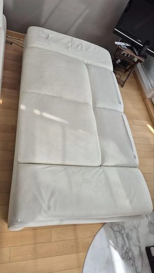 2 cremeweiße Kunstledersofas kostenlos abzugeben   Selbstabholung in Bludenz Bild 4