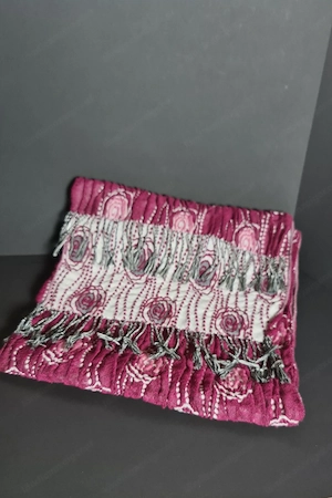 Rosenroter Schal Bild 2