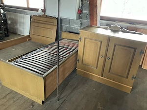 Betten und Kommode Bild 2