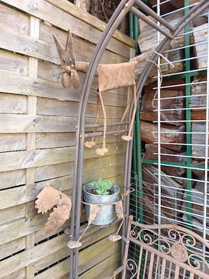 Rustikale Bank, 2 Rosenbogen, Rostdeko Bild 2