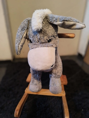 Kleiner alter Schaukelesel Schaukeltier