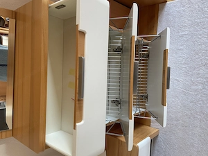 Moderne, solide verarbeitete Garderobe  Bild 2