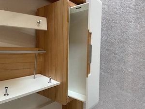 Moderne, solide verarbeitete Garderobe  Bild 3