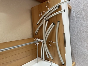 Moderne, solide verarbeitete Garderobe  Bild 5