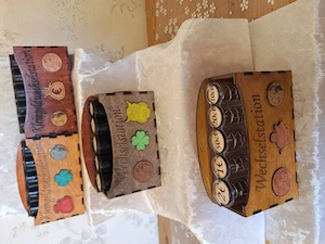 Kompakte gelaserte und handbemalte Kleingeld- Wechselstation mit Münzsortierer