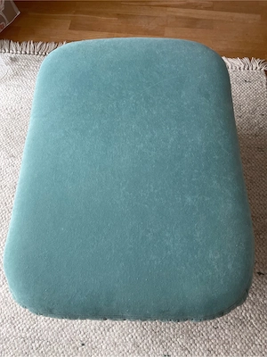 Hocker Stoff mit Holzbeinen Bild 3