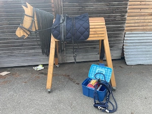 Holzpferd mit viel Zubehör