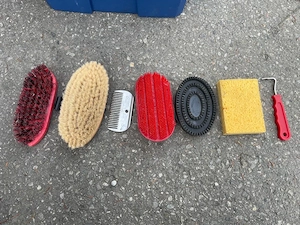 Holzpferd mit viel Zubehör Bild 3