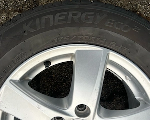 4x Sommerreifen 175 70 R14 auf Alufelgen (VW Polo) Bild 3