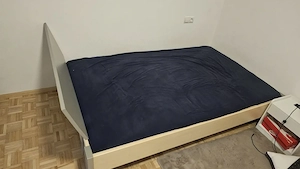 Bett mit Lattenrost und Mattratze (ohne Spannleintuch)