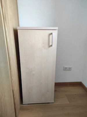 Schrank Kasten helles Holz