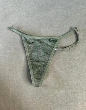 Sexy Studentin bietet Unterwäsche und Socken an Bild 5