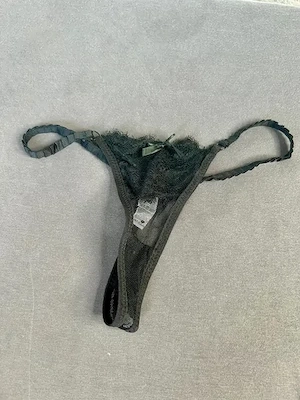 Sexy Studentin bietet Unterwäsche und Socken an Bild 2