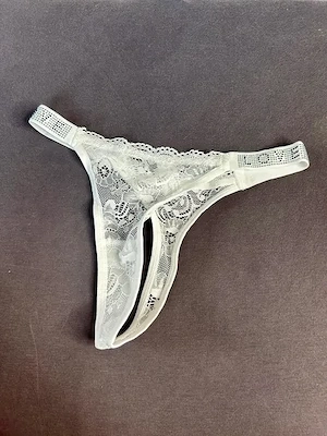 Sexy Studentin bietet Unterwäsche und Socken an Bild 3