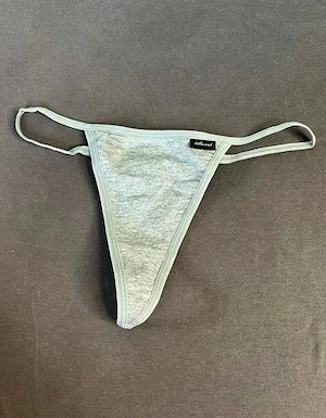 Sexy Studentin bietet Unterwäsche und Socken an Bild 4