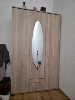 Kleiderschrank Bild 2