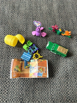 3 Überraschungsei-Figuren + Matchbox-Auto
