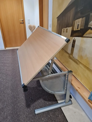 Verstellbarer Kinderschreibtisch  Bild 3