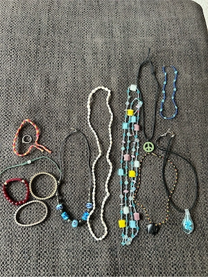 Modeschmuck: 1 Ring, 5 Armbänder, 8 Halsketten