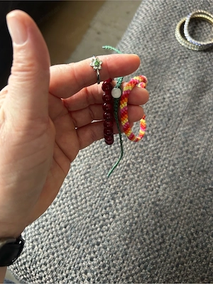 Modeschmuck: 1 Ring, 5 Armbänder, 8 Halsketten Bild 3