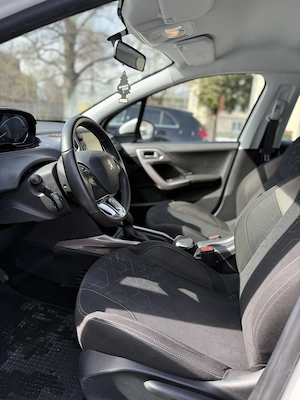 Peugeot 2008 1,2 VTi Active *Erstbesitz* Bild 8