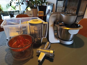 BOSCH Küchenmaschine - praktischer Helfer, der alles kann, mit viel Zubehör Bild 2