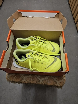 Nike Hallenschuhe Gr. 29,5 NEU  Bild 2