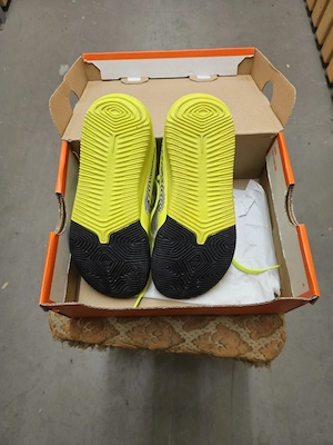 Nike Hallenschuhe Gr. 29,5 NEU 