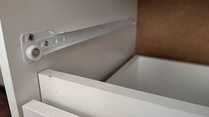 Weiße Kommode zu verschenken Bild 2