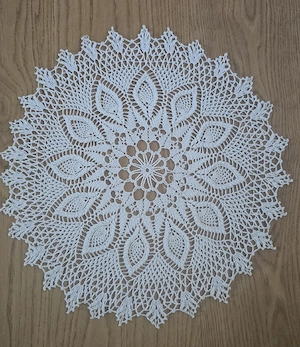 Handgefertigte gehäkelte Tischdecke