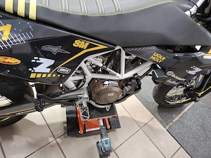 Motorrad Supermoto 701 Bild 3