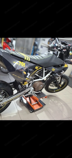 Motorrad Supermoto 701 Bild 2