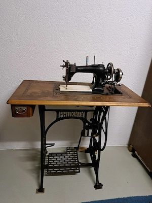 Alte Phönixnähmaschine Bild 2