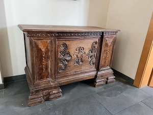 Holztruhe mit klappbarem Deckel