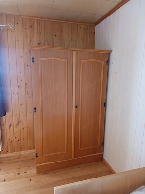 Massiver Holz-Kleiderschrank  Hummel Möbel    kompakt & stabil Bild 2