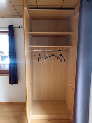 Massiver Holz-Kleiderschrank   Kleiderkasten   sehr guter Zustand Bild 4