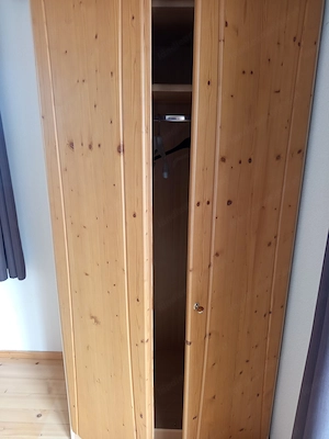 Massiver Holz-Kleiderschrank   Kleiderkasten   sehr guter Zustand Bild 2