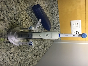 Zahnbürste Oral B  zweimal  Bild 2