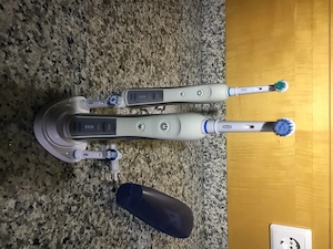 Zahnbürste Oral B  zweimal  Bild 3