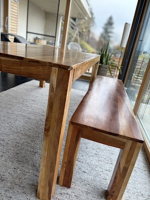 Massiver Holztisch aus Akazie inkl. Bank