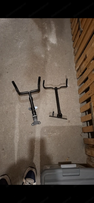 Zwei Fahrradaufhängungen