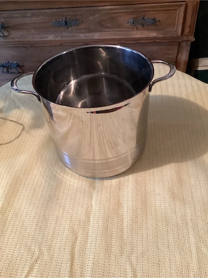 Großer Edelstahltopf