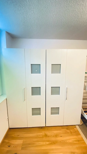 Kleiderschrank Bild 4