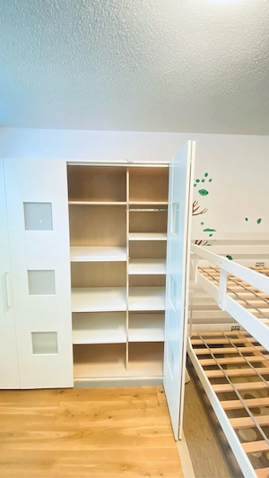 Kleiderschrank Bild 2