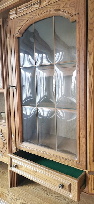 Eiche massiv, Breite 2,50m   Tiefe und 0,36m bzw 0,52m   Höhe 2,10m (in der Mitte 2.20m)