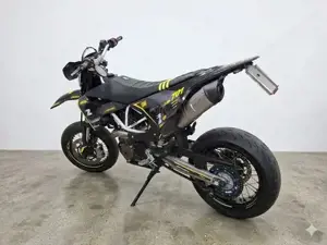 Motorrad Supermoto 701 Bild 4