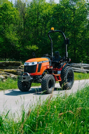 Traktor,Neu, Frontlader,TAFE , Allrad , Kommunaltrakor, Rasentraktor,